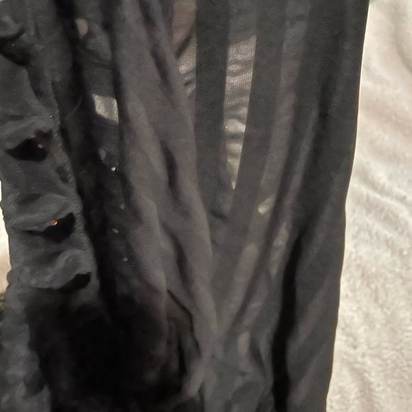 Woman’s frilly Tank Top! Black with gold inlay metallic! Size 2 X- pre owned - Picture 8 of 9